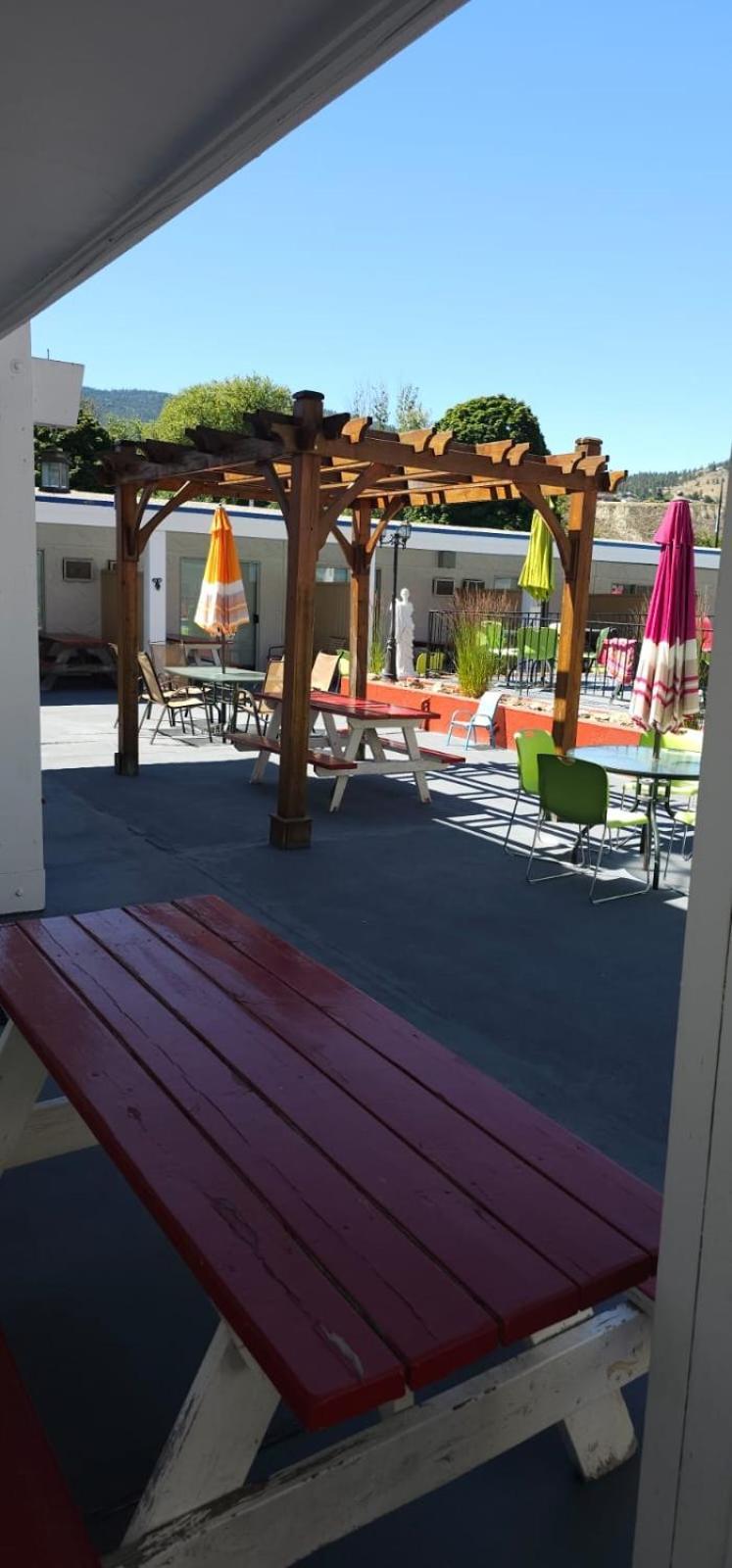 Riverside Motel Пентиктон Экстерьер фото
